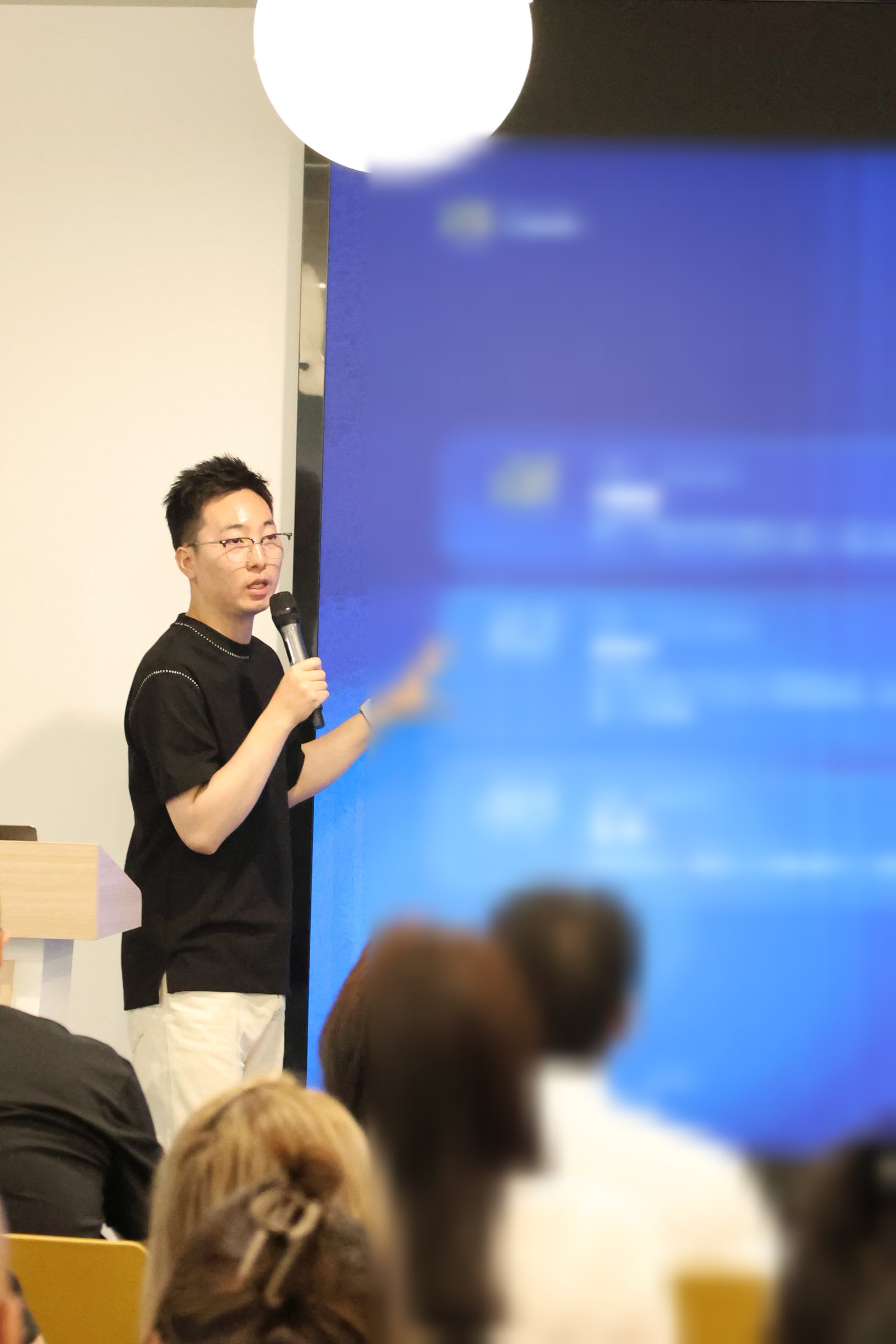 阿亮在 AI 沙龙现场进行 AI Coding 分享
